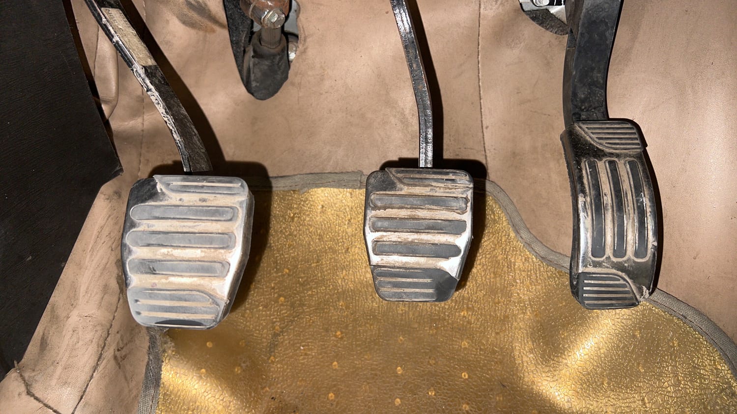 Used 2018 Mahindra XUV500 W11 Diesel Manual interior PEDALS VIEW