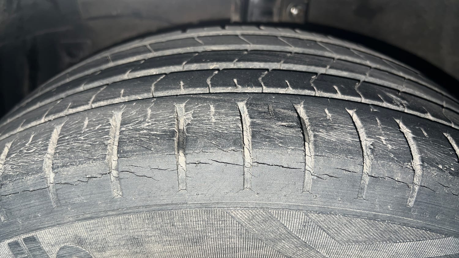 Used 2015 Maruti Suzuki Ciaz ZXI+ Petrol Manual tyres LEFT FRONT TYRE TREAD VIEW