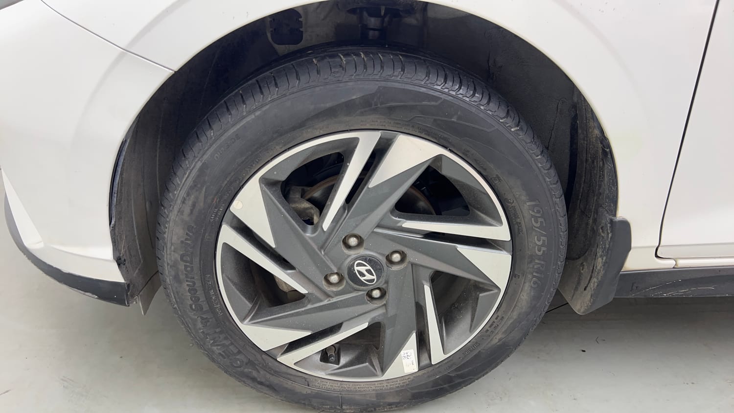 Used 2023 Hyundai i20 Asta (O) 1.2 IVT Petrol Automatic tyres LEFT FRONT TYRE RIM VIEW