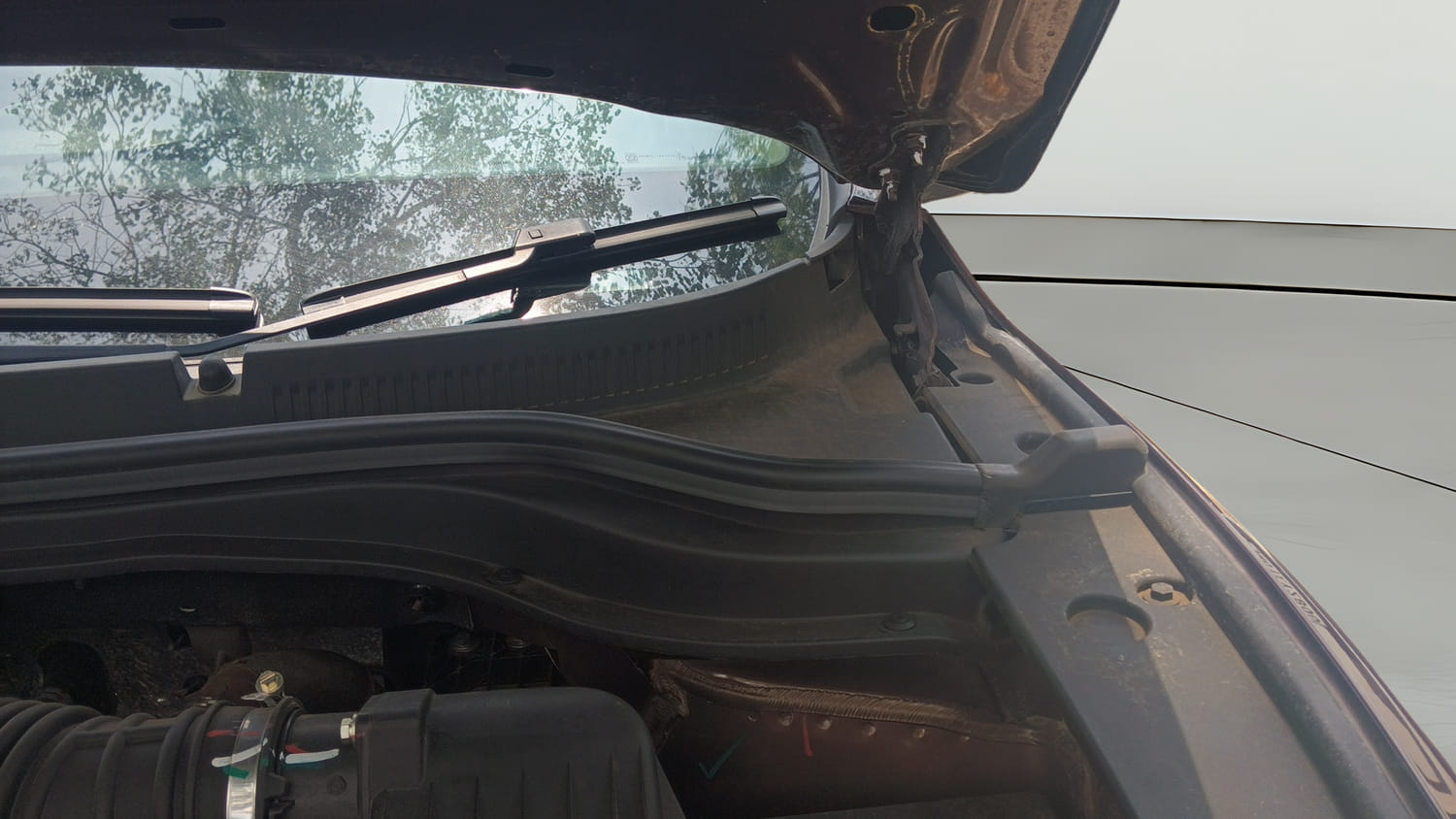 Used 2025 Mahindra XUV700 AX7 Luxury Pack Petrol AT 7 STR Petrol Automatic engine ENGINE LEFT SIDE HINGE & APRON VIEW