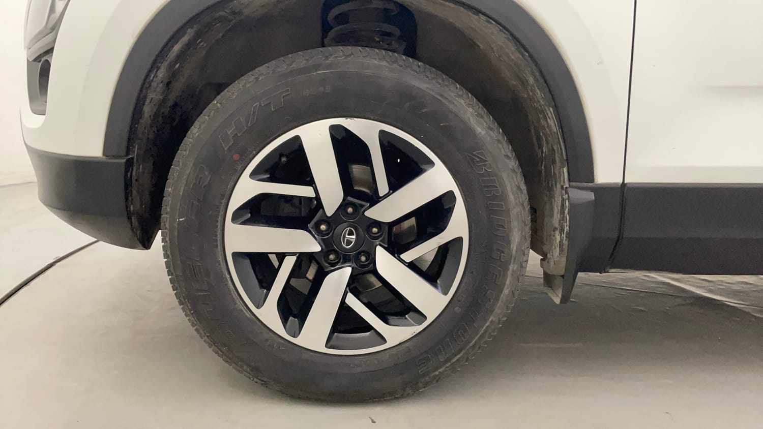 Used 2022 Tata Harrier XZA Plus Dual Tone Diesel Automatic tyres LEFT FRONT TYRE RIM VIEW