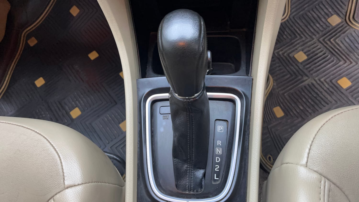 Used 2017 Maruti Suzuki Ciaz Alpha 1.4 AT Petrol Automatic interior GEAR  KNOB VIEW