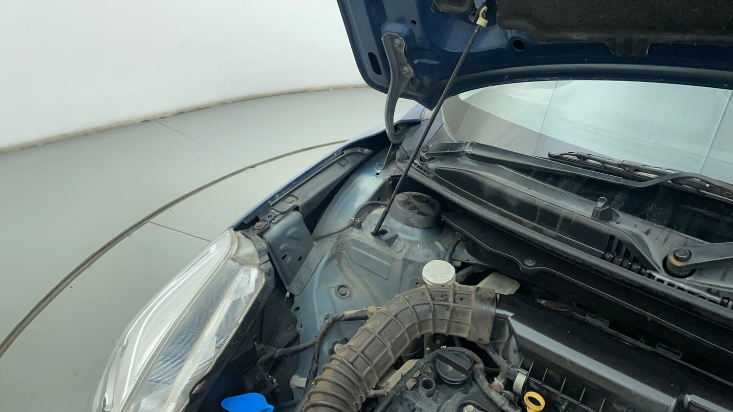 Used 2018 Maruti Suzuki Baleno Delta 1.2 Petrol Manual engine ENGINE RIGHT SIDE HINGE & APRON VIEW
