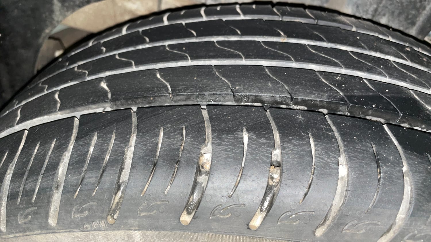 Used 2021 Mahindra XUV 300 W8 1.2 Petrol Petrol Manual tyres RIGHT REAR TYRE TREAD VIEW