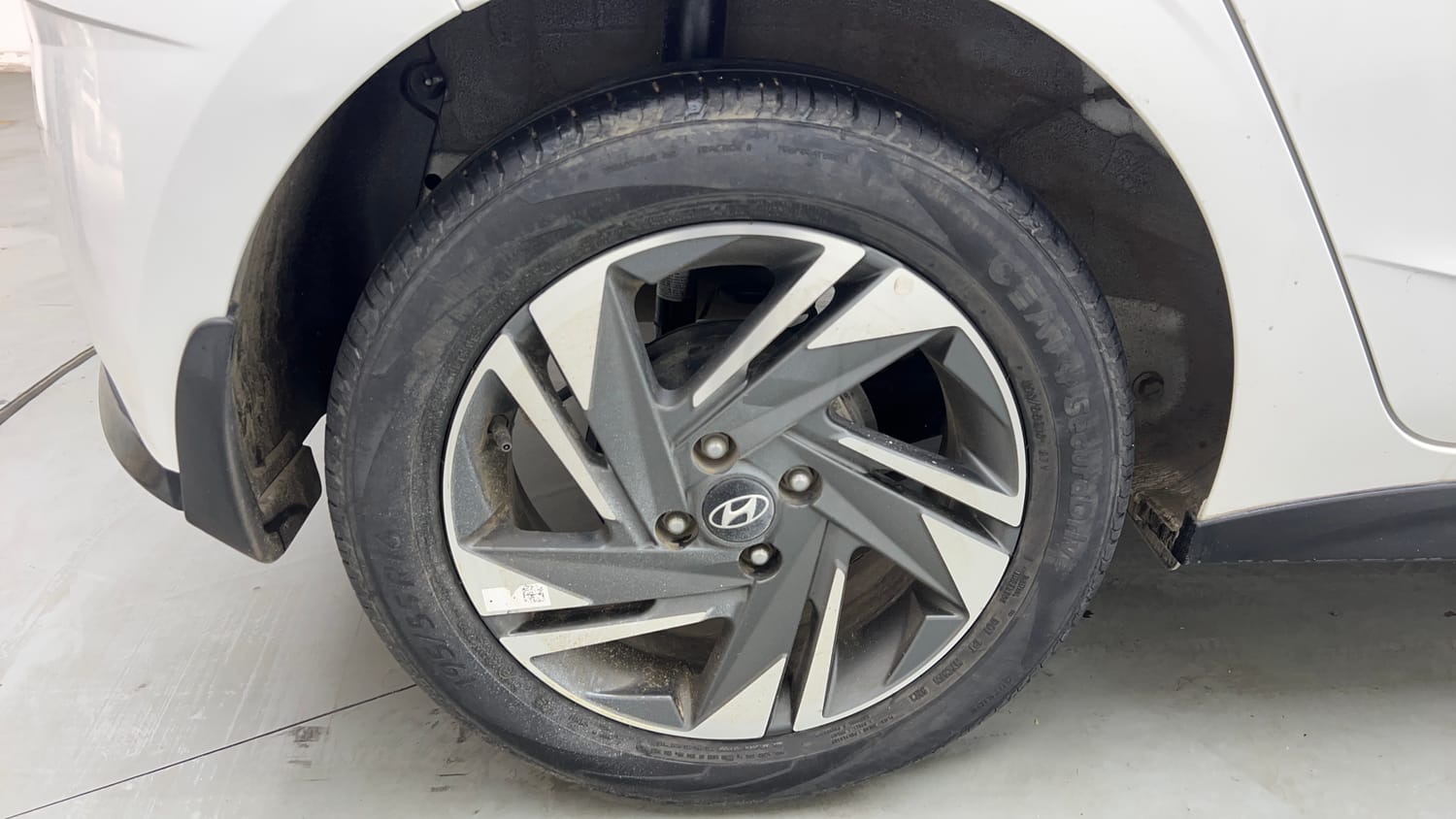 Used 2023 Hyundai i20 Asta (O) 1.2 IVT Petrol Automatic tyres RIGHT REAR TYRE RIM VIEW