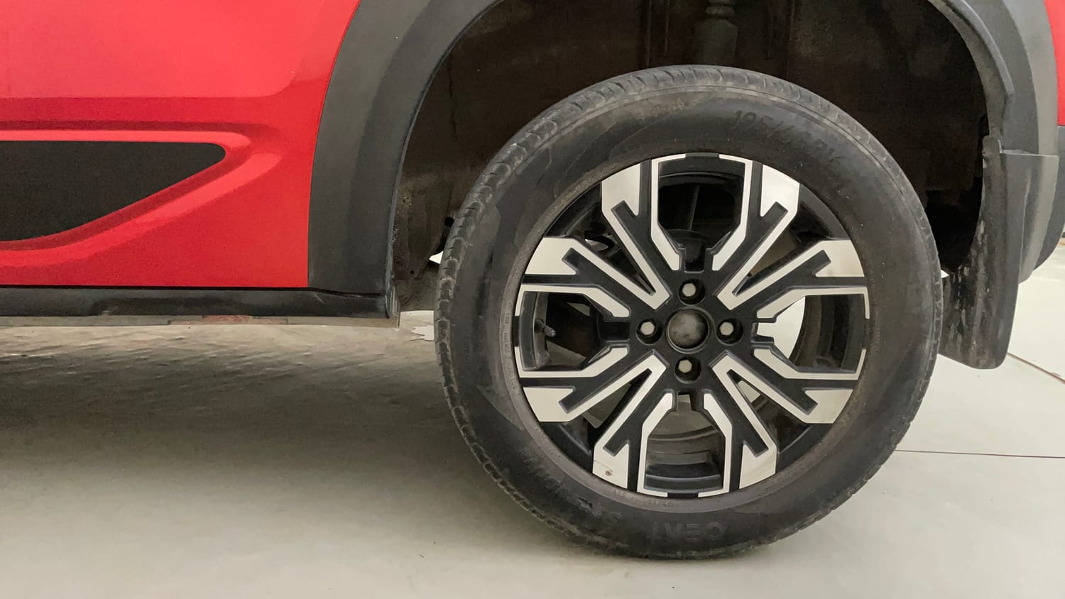 Used 2023 Renault Kiger RXT MT Petrol Manual tyres LEFT REAR TYRE RIM VIEW