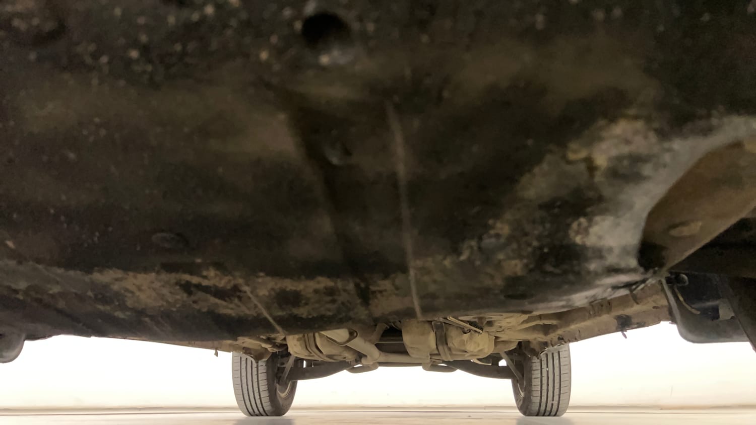 Used 2018 Mahindra XUV500 W11 Diesel Manual extra FRONT LEFT UNDERBODY VIEW