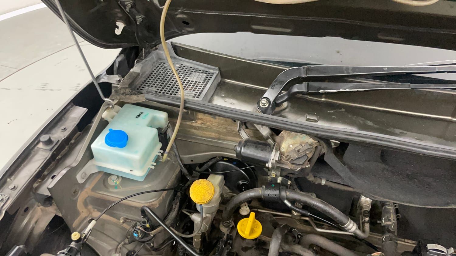 Used 2018 Renault Kwid RXL Petrol Manual engine ENGINE RIGHT SIDE HINGE & APRON VIEW
