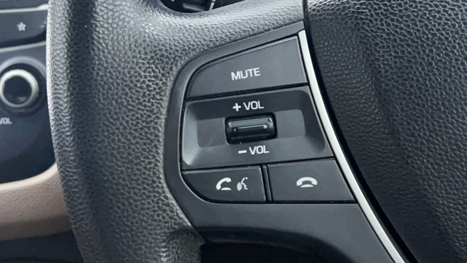 Used 2019 Hyundai Elite i20 Sportz 1.2 Petrol Manual top_features Steering mounted controls