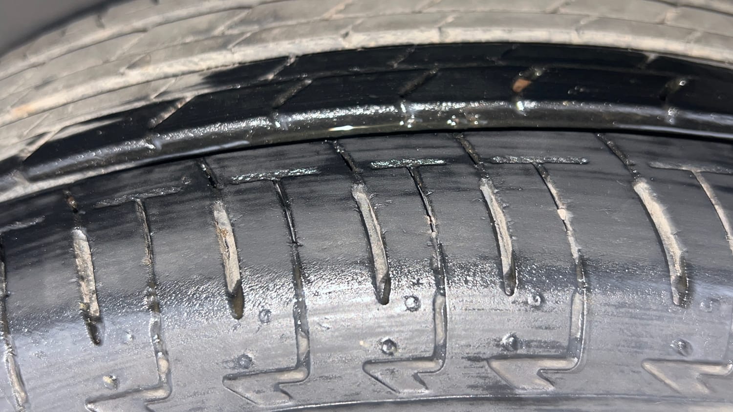 Used 2022 Maruti Suzuki Ignis Zeta 1.2 AMT Petrol Automatic tyres LEFT FRONT TYRE TREAD VIEW