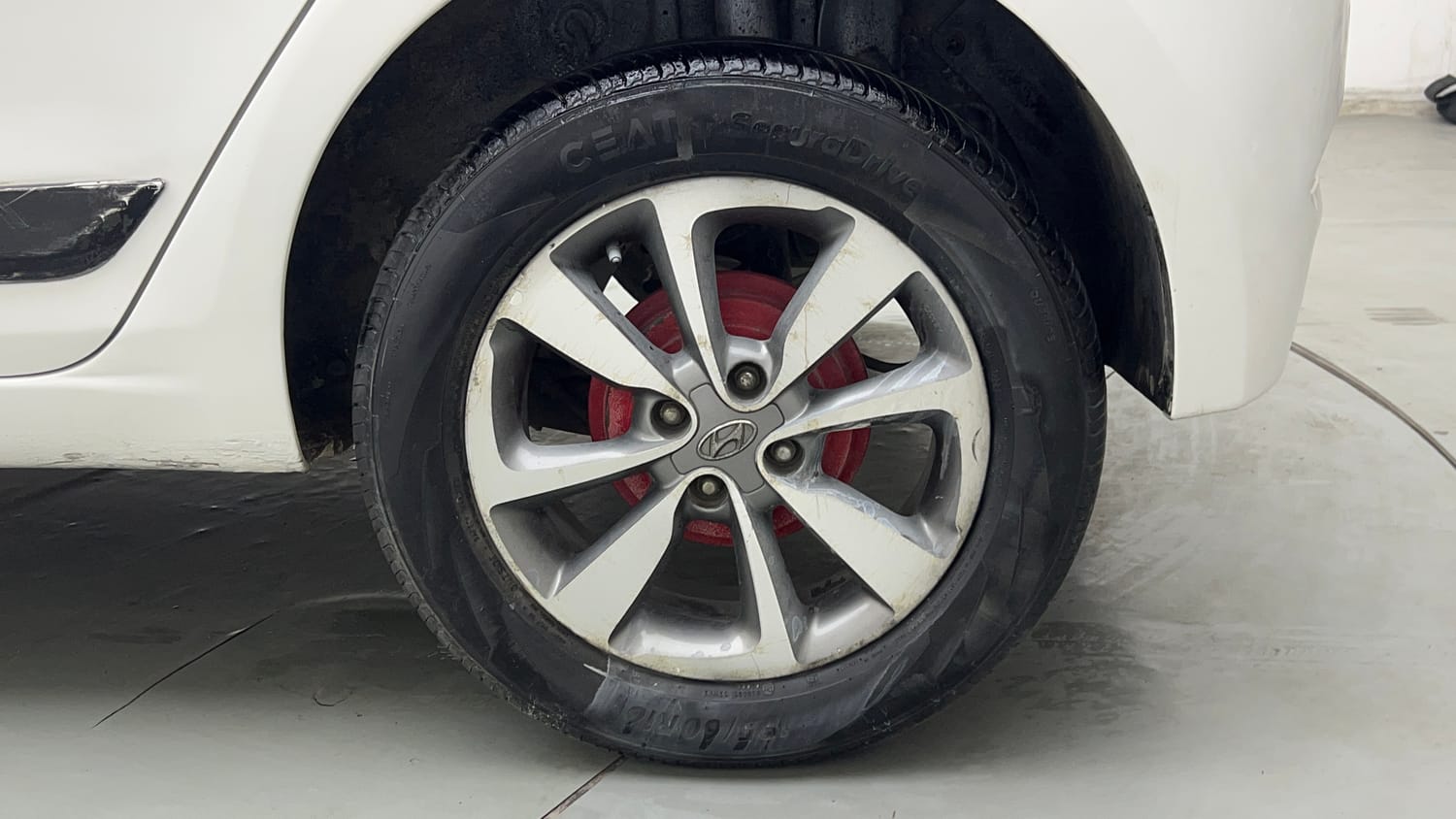 Used 2015 Hyundai Elite i20 Asta 1.2 Petrol Manual tyres LEFT REAR TYRE RIM VIEW