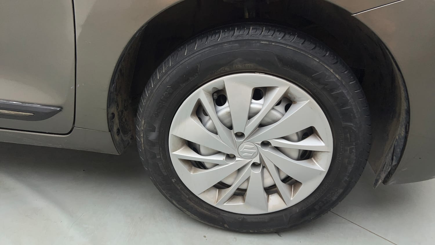 Used 2021 Maruti Suzuki Baleno Sigma Petrol Manual tyres RIGHT FRONT TYRE RIM VIEW