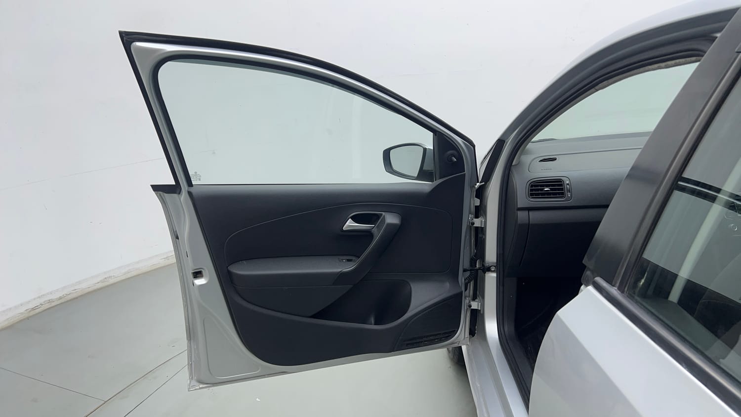 Used 2018 Volkswagen Ameo Trendline 1.0L (P) Petrol Manual interior LEFT FRONT DOOR OPEN VIEW