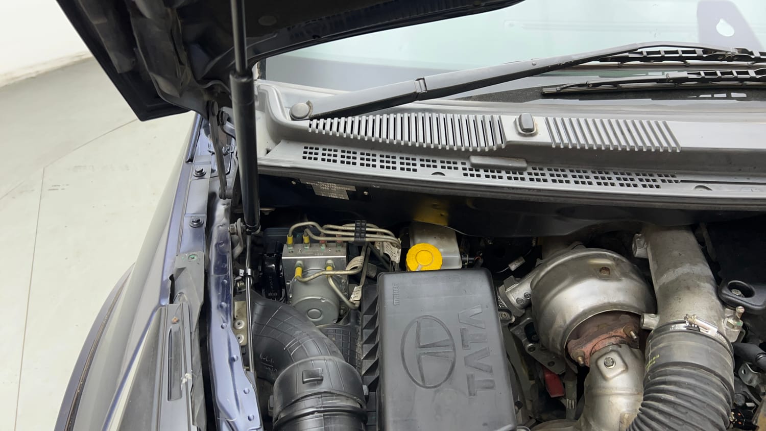 Used 2018 Tata Hexa XTA 4x2 7 STR Diesel Automatic engine ENGINE RIGHT SIDE HINGE & APRON VIEW