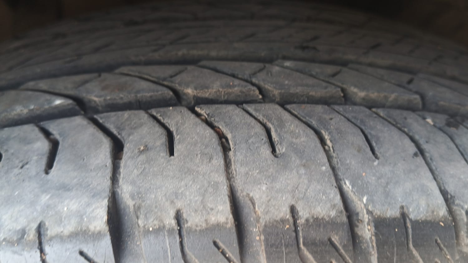 Used 2025 Mahindra XUV700 AX7 Luxury Pack Petrol AT 7 STR Petrol Automatic tyres RIGHT FRONT TYRE TREAD VIEW