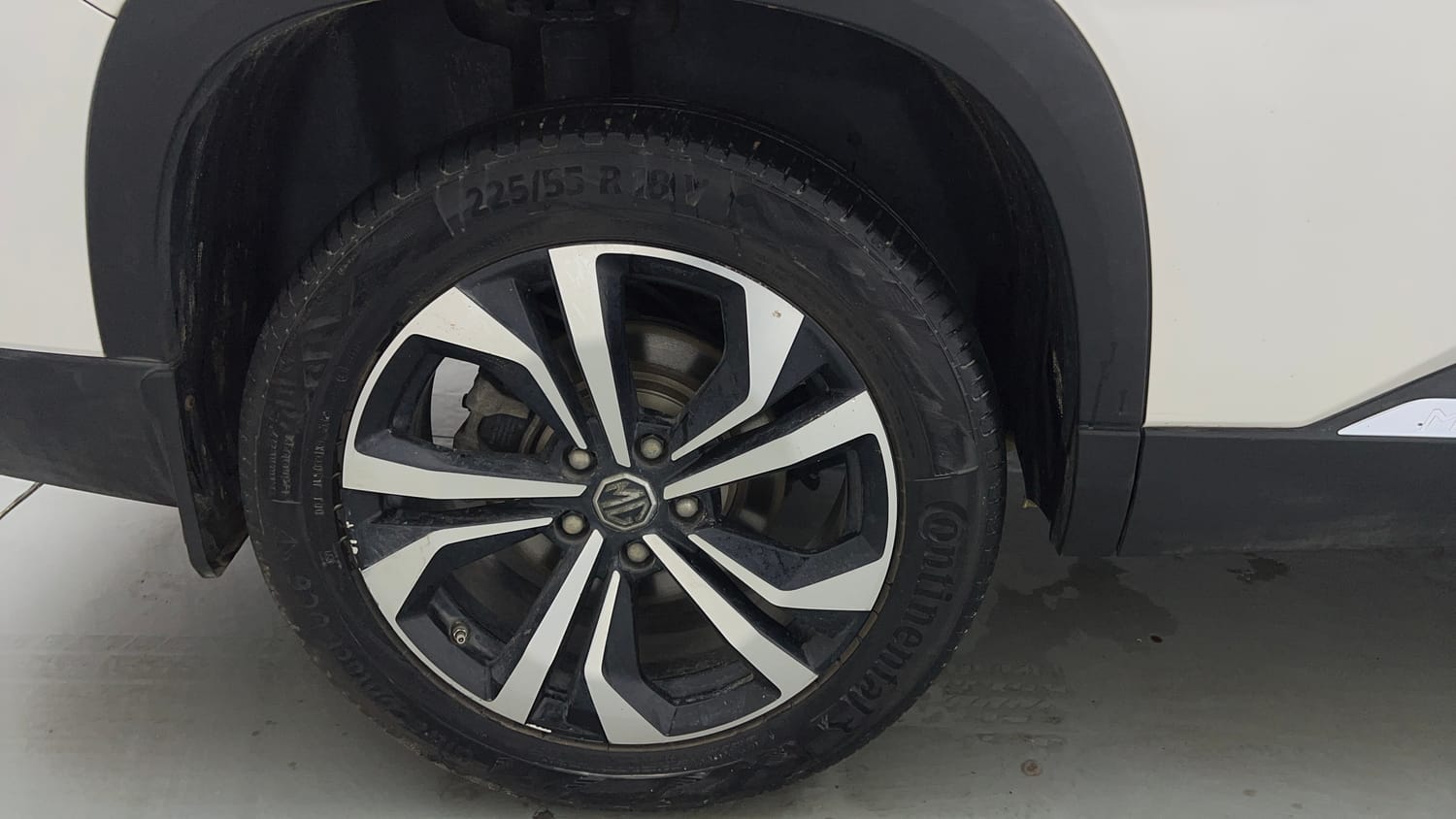 Used 2023 MG Motors Hector Plus Savvy Pro 1.5 Turbo Petrol CVT 6 STR Petrol Automatic tyres RIGHT REAR TYRE RIM VIEW