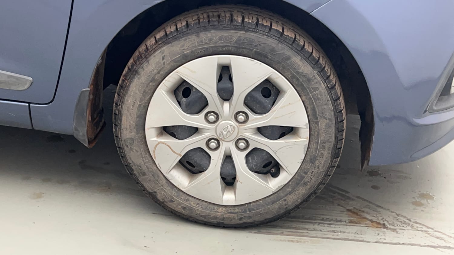 Used 2015 Hyundai Xcent S 1.2 Petrol Manual tyres RIGHT FRONT TYRE RIM VIEW