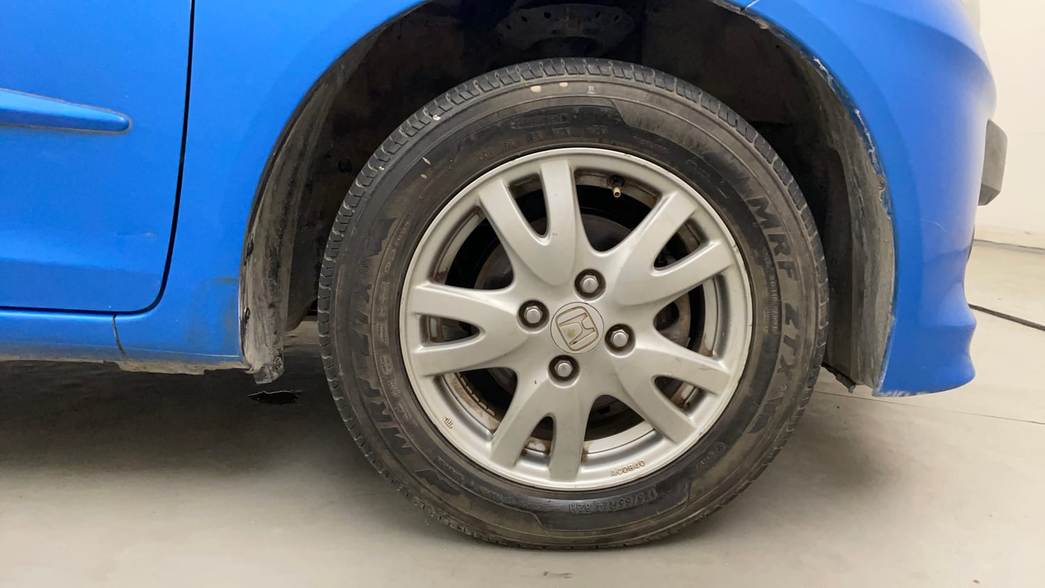 Used 2013 Honda Brio VX MT Petrol Manual tyres RIGHT FRONT TYRE RIM VIEW