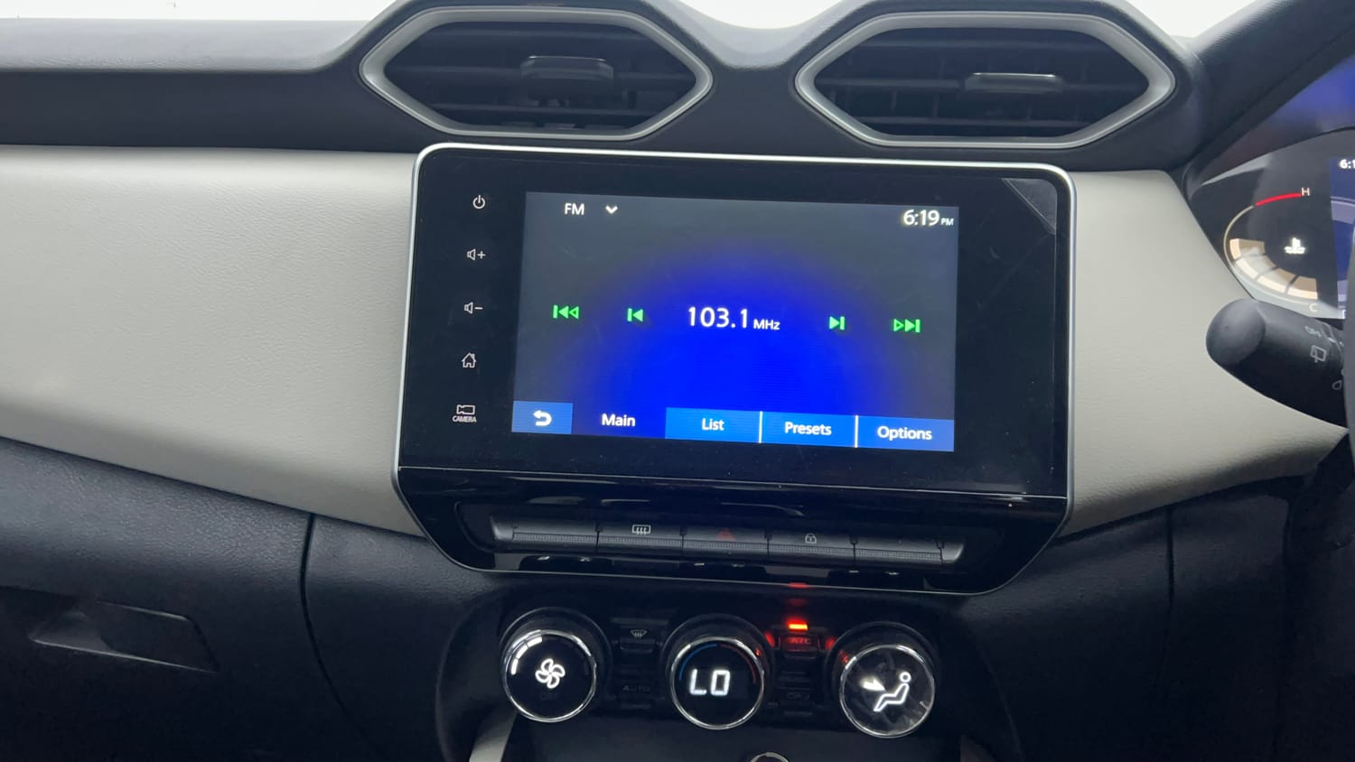 Used 2023 Nissan Magnite XV Petrol Manual interior MUSIC SYSTEM & AC CONTROL VIEW