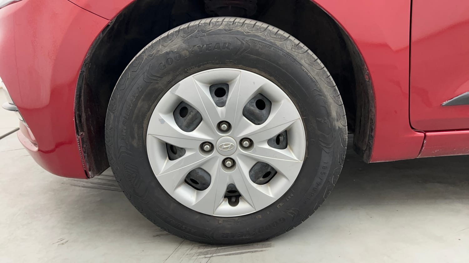 Used 2018 Hyundai Elite i20 Sportz 1.2 Petrol Manual tyres LEFT FRONT TYRE RIM VIEW