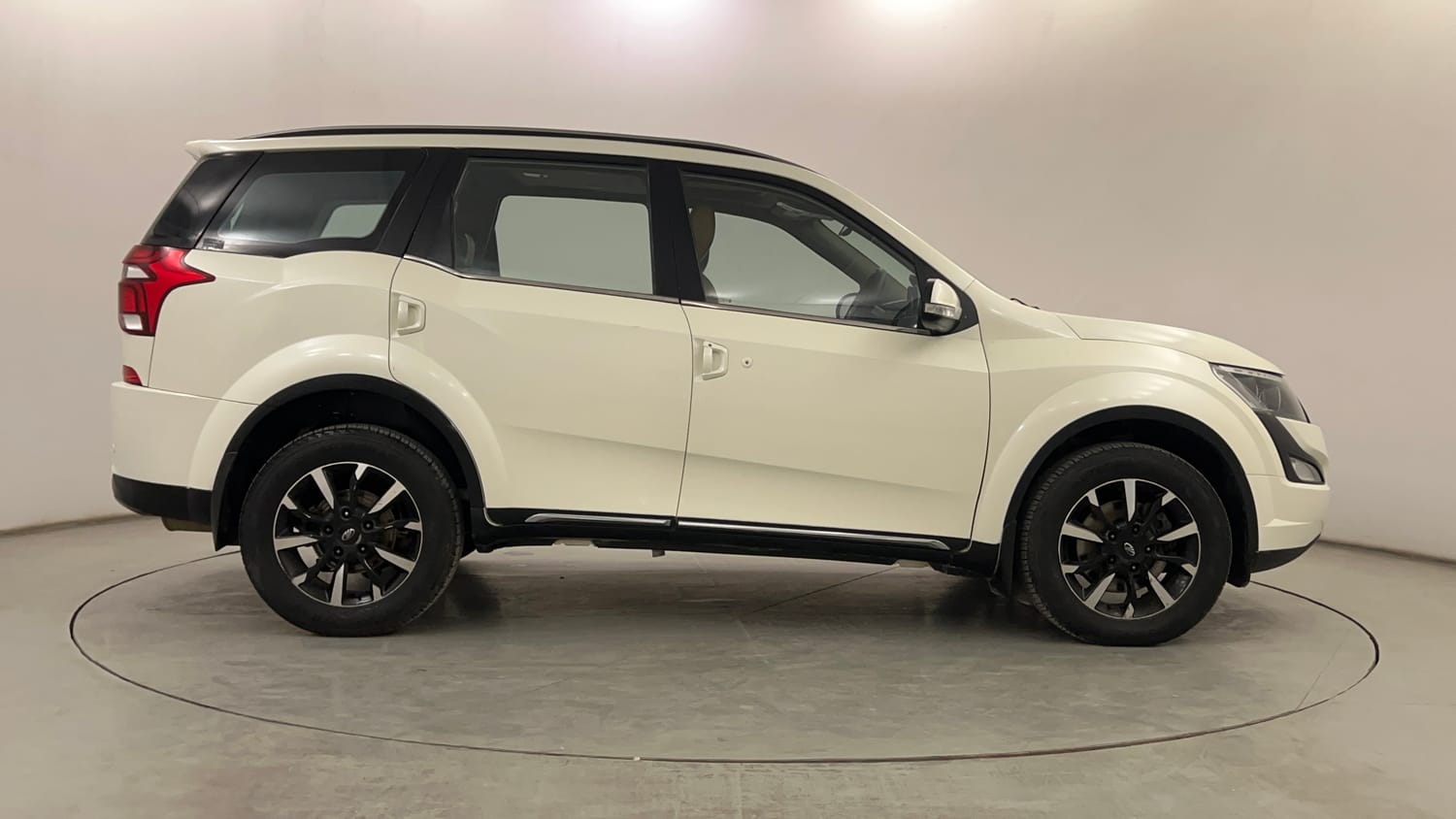 Used 2018 Mahindra XUV500 W11 Diesel Manual exterior RIGHT SIDE VIEW