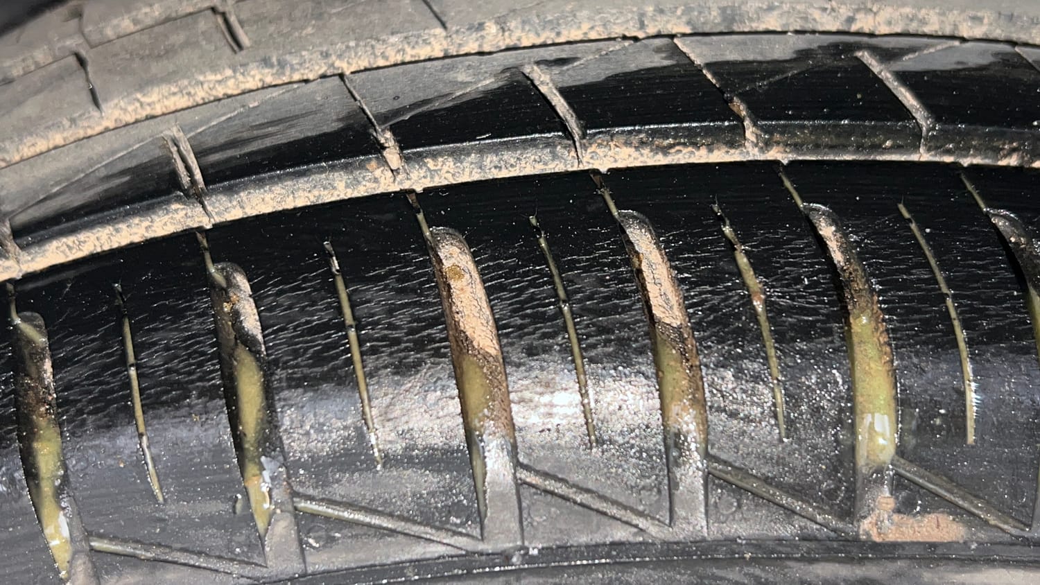 Used 2024 Renault Kwid RXT 1.0 AMT Petrol Automatic tyres RIGHT REAR TYRE TREAD VIEW