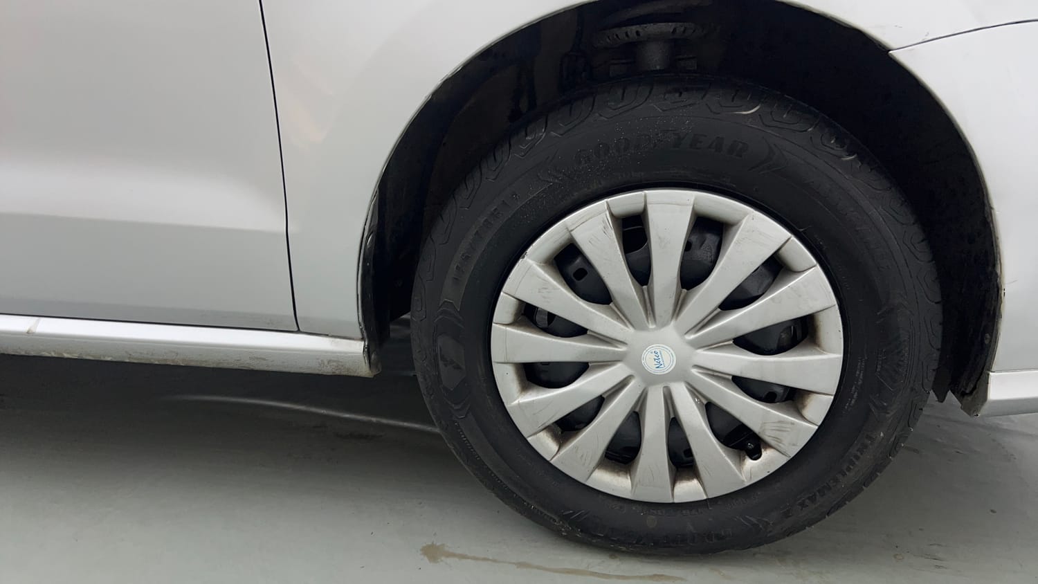 Used 2018 Volkswagen Ameo Trendline 1.0L (P) Petrol Manual tyres RIGHT FRONT TYRE RIM VIEW