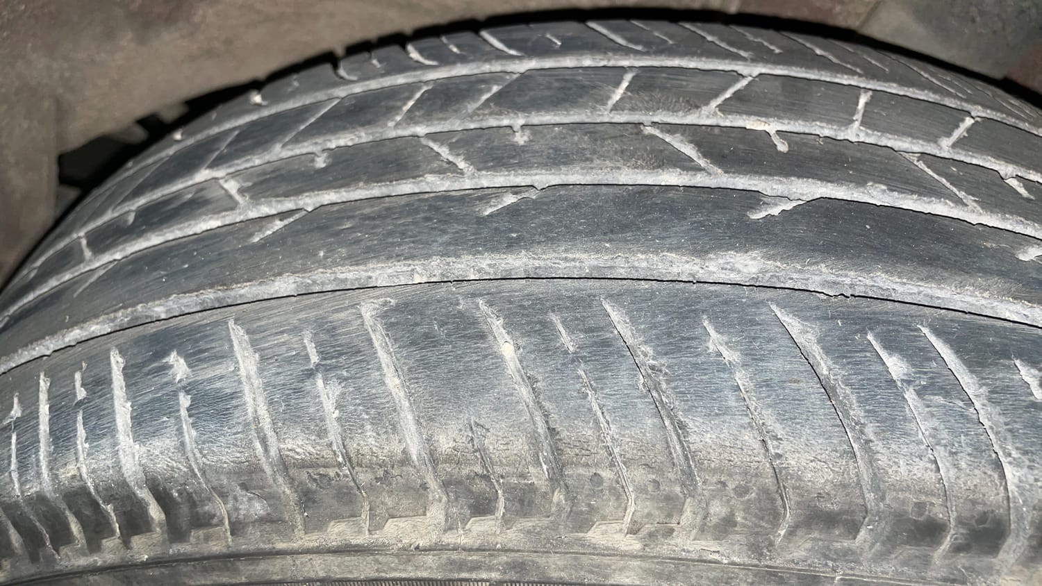 Used 2023 Renault Kiger RXT MT Petrol Manual tyres LEFT REAR TYRE TREAD VIEW