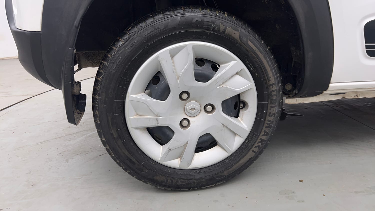 Used 2024 Renault Kwid RXT 1.0 AMT Petrol Automatic tyres RIGHT REAR TYRE RIM VIEW