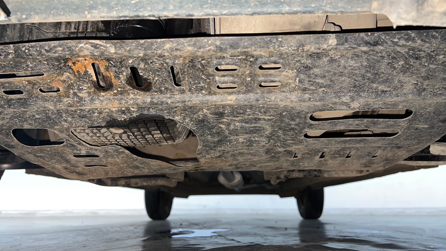 Used 2021 Renault Kwid RXT 1.0 AMT (O) Petrol Automatic extra FRONT LEFT UNDERBODY VIEW