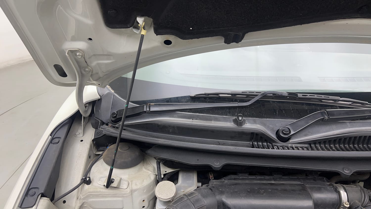 Used 2021 Maruti Suzuki Baleno Delta Petrol Manual engine ENGINE RIGHT SIDE HINGE & APRON VIEW