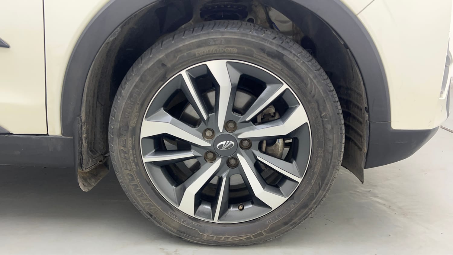 Used 2022 Mahindra XUV 300 W8 (O) 1.2 Petrol AMT Petrol Automatic tyres RIGHT FRONT TYRE RIM VIEW