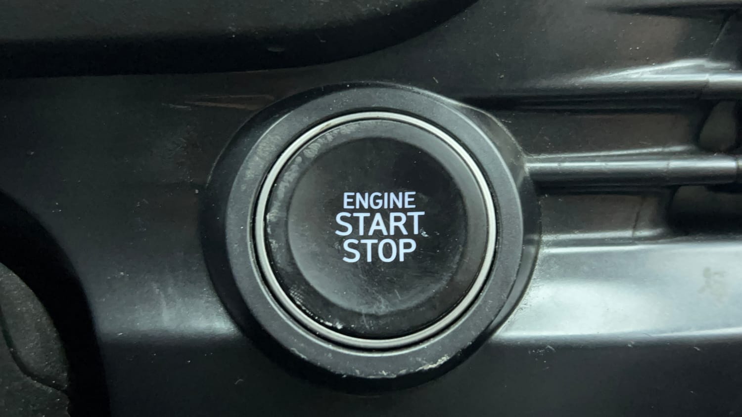 Used 2023 Hyundai i20 Asta (O) 1.2 IVT Petrol Automatic top_features Keyless start