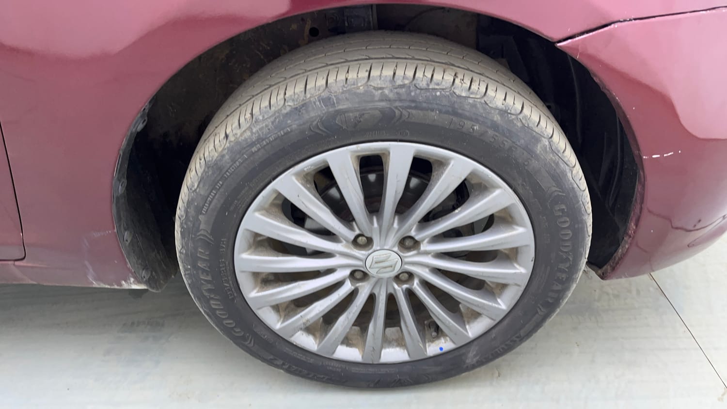 Used 2017 Maruti Suzuki Ciaz Alpha 1.4 AT Petrol Automatic tyres RIGHT FRONT TYRE RIM VIEW