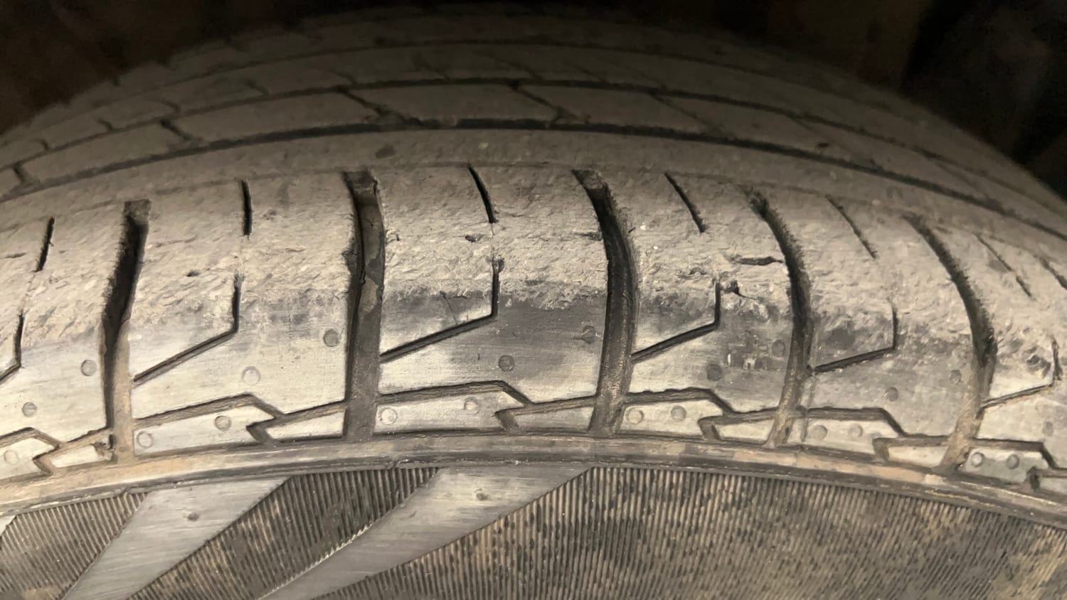 Used 2023 Hyundai Creta SX (O) 1.5 Petrol IVT Petrol Automatic tyres RIGHT FRONT TYRE TREAD VIEW