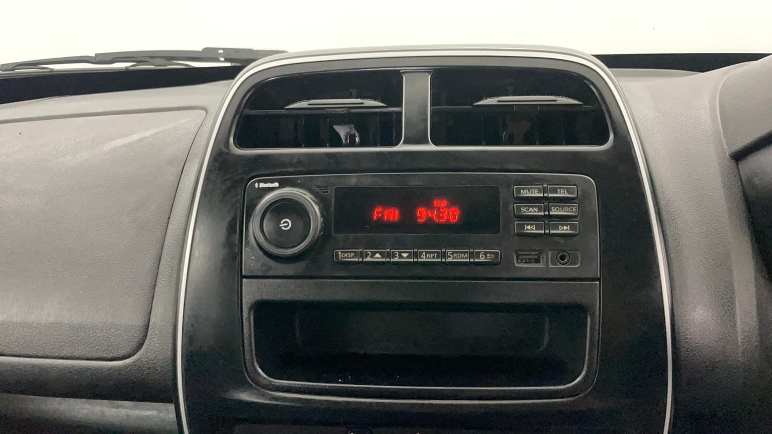 Used 2018 Renault Kwid RXL Petrol Manual top_features Integrated (in-dash) music system