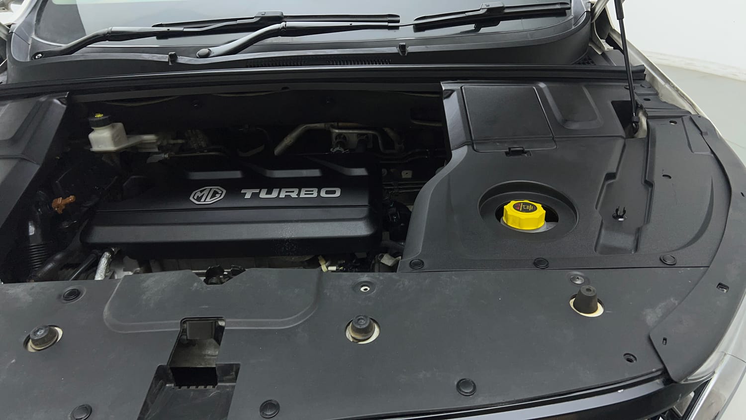 Used 2023 MG Motors Hector Plus Savvy Pro 1.5 Turbo Petrol CVT 6 STR Petrol Automatic engine ENGINE LEFT SIDE VIEW