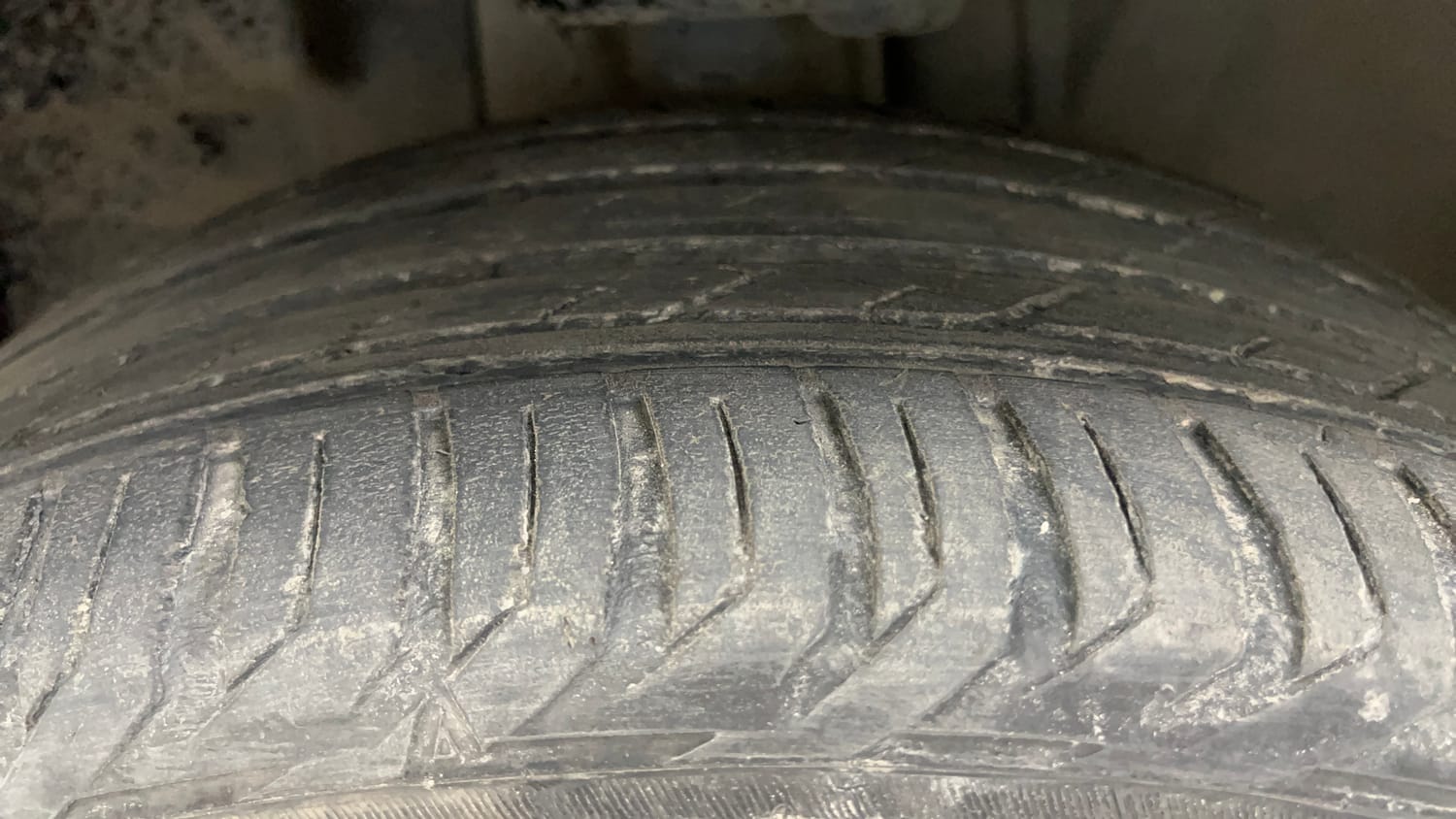 Used 2022 Jeep Compass Model S (O) 1.4 Petrol DCT Petrol Automatic tyres LEFT FRONT TYRE TREAD VIEW