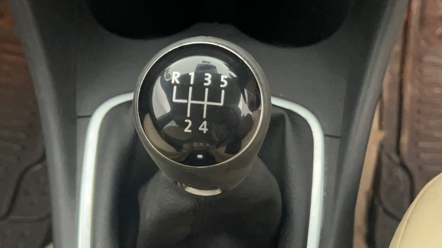 Used 2014 Volkswagen Polo Trendline 1.2L (P) Petrol Manual interior GEAR  KNOB VIEW
