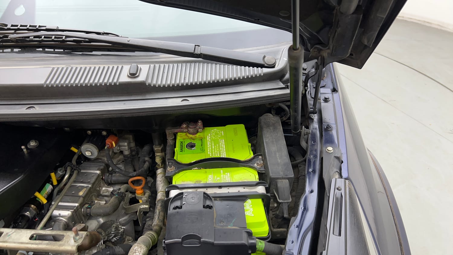 Used 2018 Tata Hexa XTA 4x2 7 STR Diesel Automatic engine ENGINE LEFT SIDE HINGE & APRON VIEW