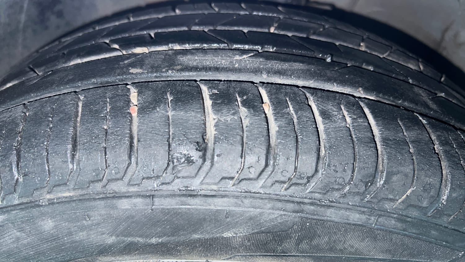Used 2023 Hyundai i20 Asta (O) 1.2 IVT Petrol Automatic tyres LEFT FRONT TYRE TREAD VIEW