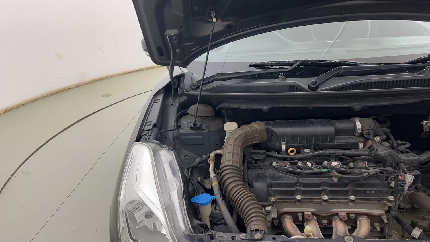 Used 2018 Maruti Suzuki Baleno Delta 1.2 Petrol Manual engine ENGINE RIGHT SIDE HINGE & APRON VIEW