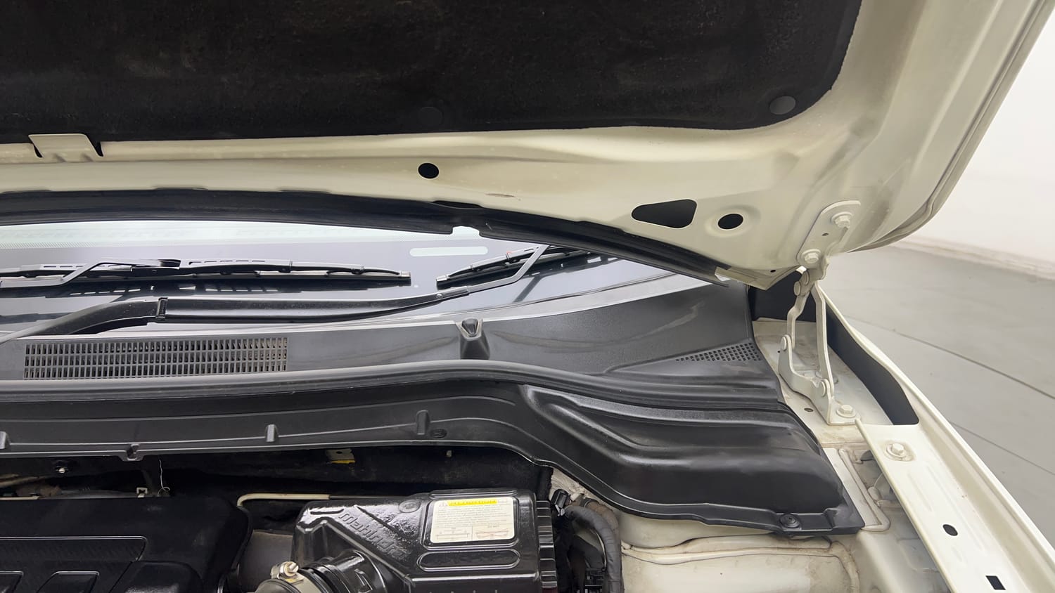 Used 2022 Mahindra XUV 300 W8 (O) 1.2 Petrol AMT Petrol Automatic engine ENGINE LEFT SIDE HINGE & APRON VIEW