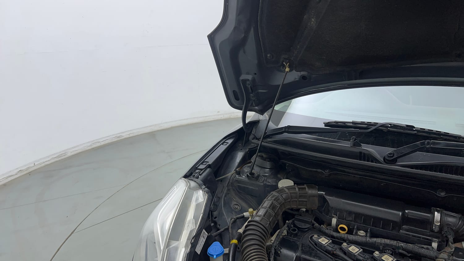 Used 2018 Maruti Suzuki Baleno Delta 1.2 Petrol Manual engine ENGINE RIGHT SIDE HINGE & APRON VIEW
