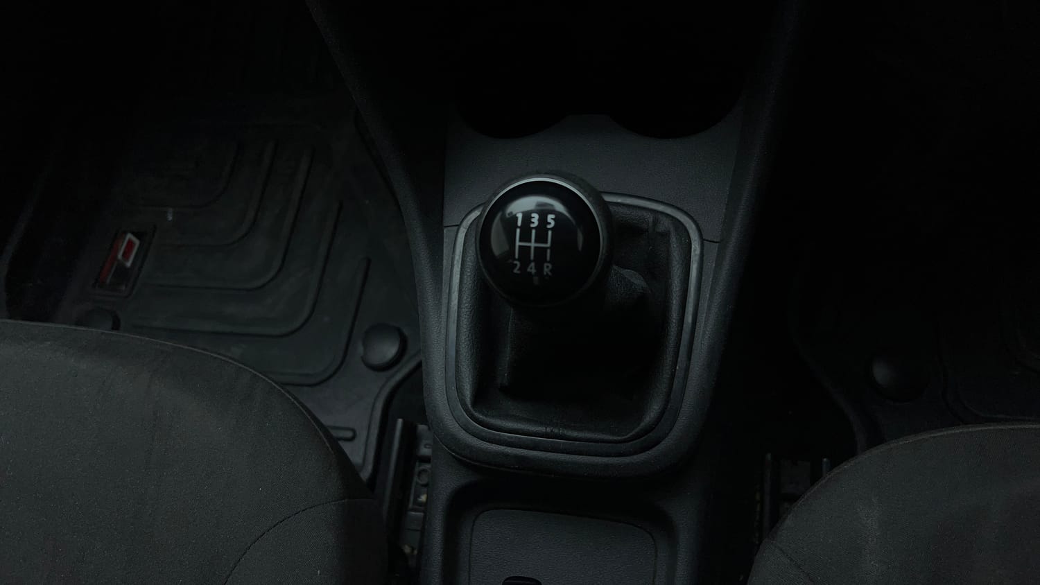 Used 2018 Volkswagen Ameo Trendline 1.0L (P) Petrol Manual interior GEAR  KNOB VIEW