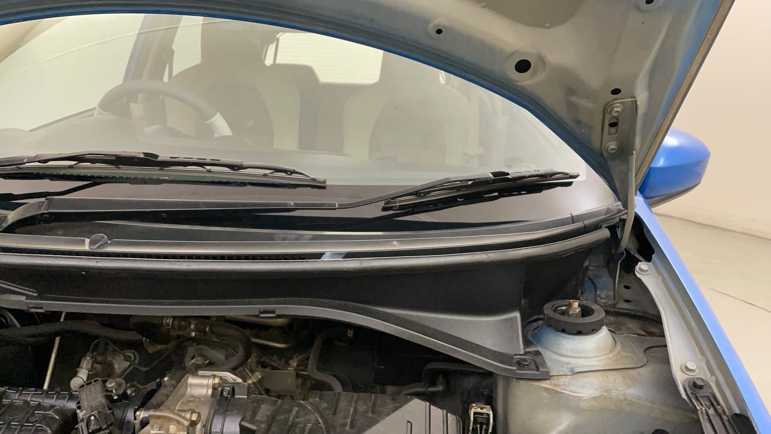 Used 2013 Honda Brio VX MT Petrol Manual engine ENGINE LEFT SIDE HINGE & APRON VIEW