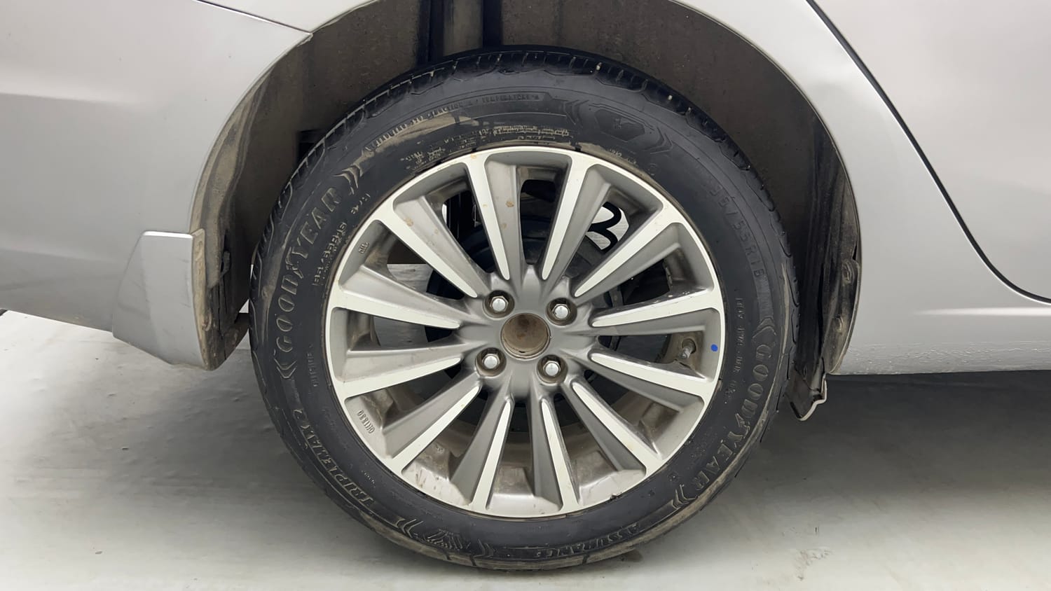Used 2018 Maruti Suzuki Ciaz Alpha Hybrid 1.5 AT Petrol Automatic tyres RIGHT REAR TYRE RIM VIEW