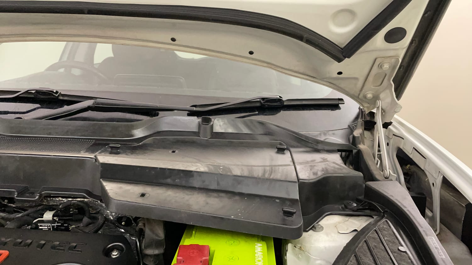 Used 2022 Tata Harrier XZA Plus Dual Tone Diesel Automatic engine ENGINE LEFT SIDE HINGE & APRON VIEW