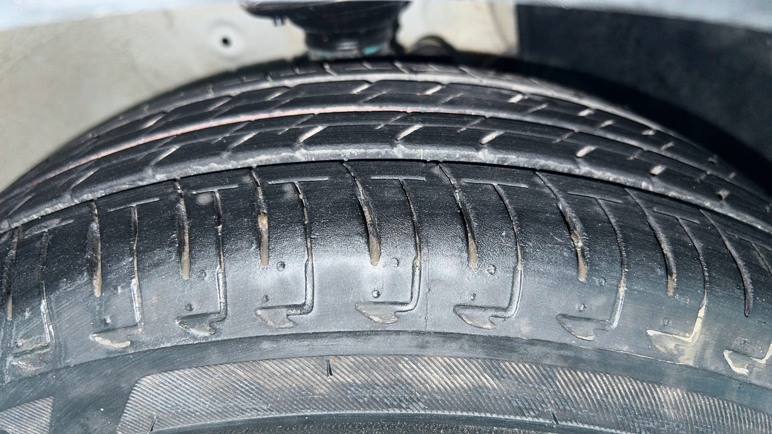 Used 2025 Maruti Suzuki Ignis Alpha 1.2 AMT Petrol Automatic tyres RIGHT FRONT TYRE TREAD VIEW