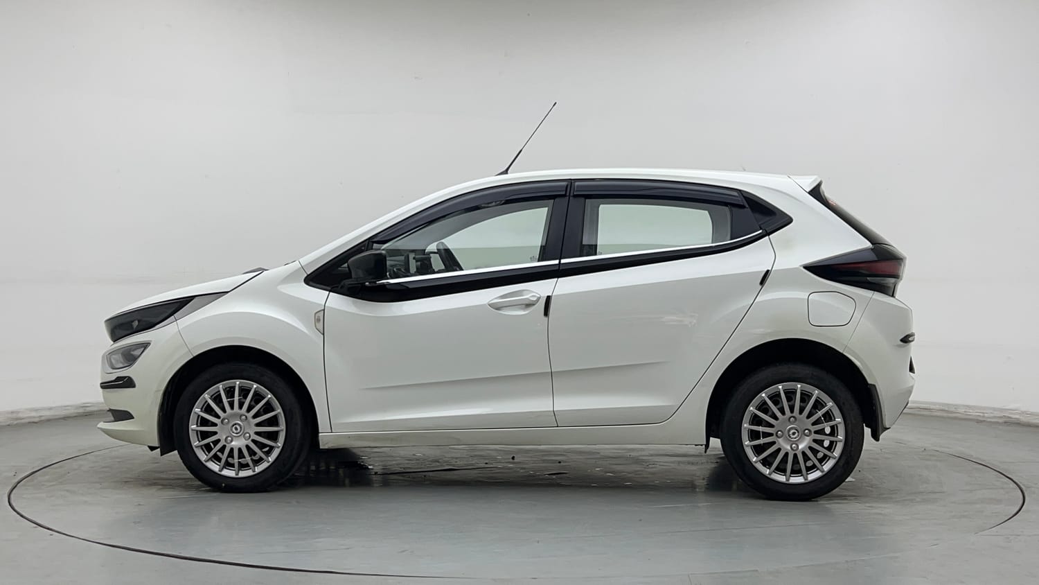 Used 2020 Tata Altroz XT Petrol Petrol Manual exterior LEFT SIDE VIEW